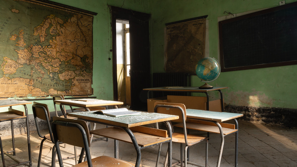 Globe School #01