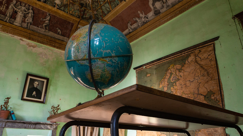 Globe School #03